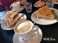 deser, cappuccino i ciasto, popołudnie w kawiarni
