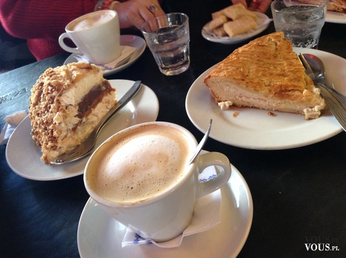 deser, cappuccino i ciasto, popołudnie w kawiarni