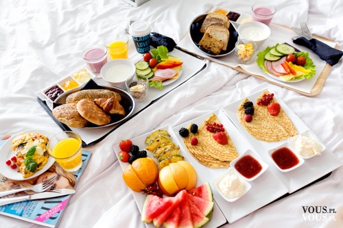 śniadanie do łóżka, owoce i naleśniki z owocami , pomysł na śniadanie