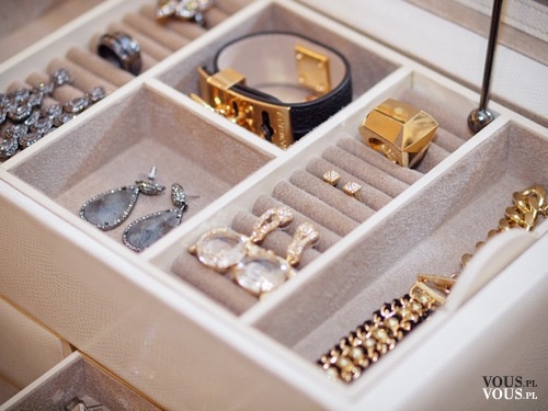 szafka na biżuterię, gdzie trzymać biżuterię