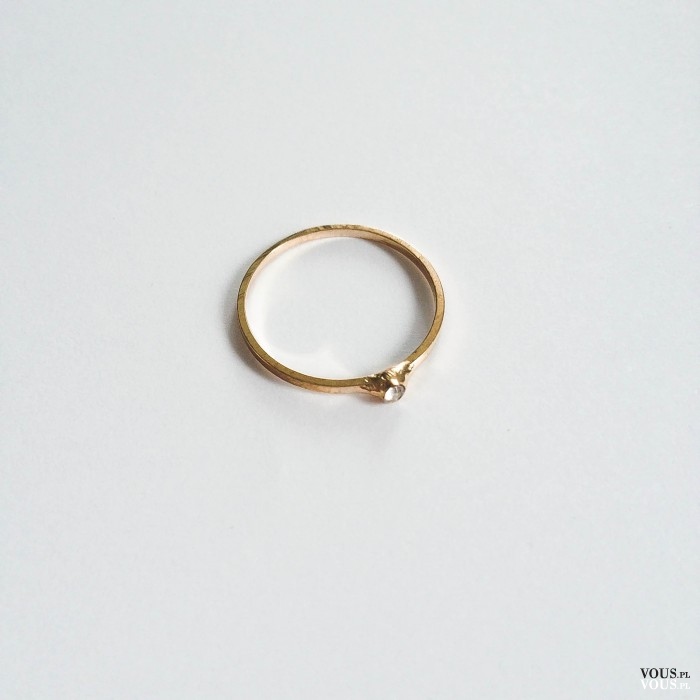 Minimalistyczny pierścionek z cyrkonią ze sklepu OTIEN