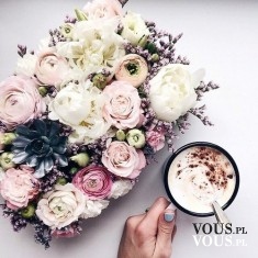 kawa i bukiet kwiatów