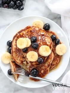 pancakes z owocami, naleśniki z bananami i jagodami, jak zrobić puszyste pancakes