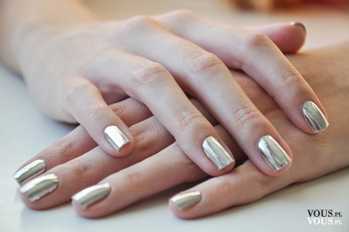 Metaliczny lakier do paznokci, srebrne paznokcie z metalicznym połyskiem