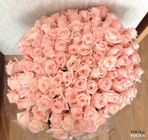 Przepiękny bukiet jasnych róż, kwiaty na prezent to dobry pomysł? Ile kosztuje duży bukiet róż