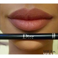 Piękne pełne usta w naturalnym odcieniu, kredka Dior