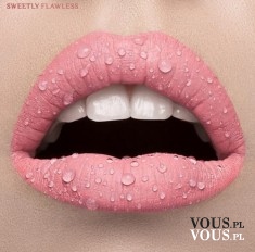Różowe usta z kroplami wody, różowa pomadka do ust, różowa szminka, woda na ustach, białe zęby
