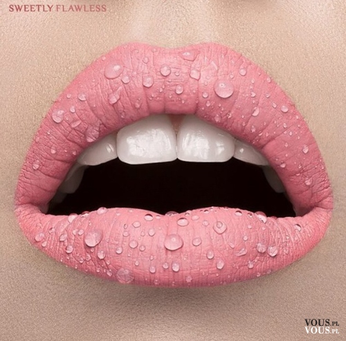 Różowe usta z kroplami wody, różowa pomadka do ust, różowa szminka, woda na ustach, białe zęby