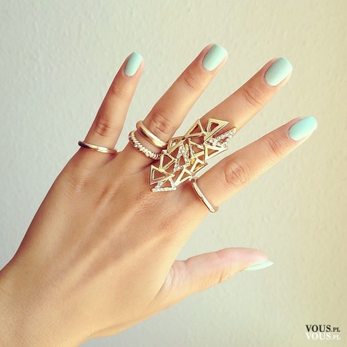 turkusowe paznokcie i złota biżuteria, duże pierścionki