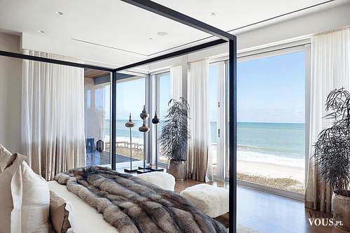 Piękna sypialnia z widokiem na ocean