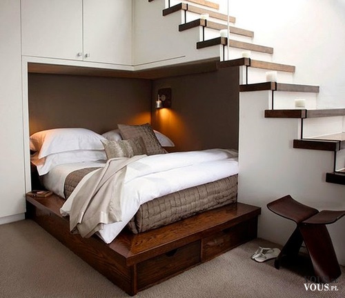 łóżko pod schodami, ciekawy pomysł urządzenia sypialni