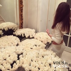 Obsypana kwiatami. Kobieta i kwiaty- przepiękny prezent od ukochanego. Bukiety białych róż.