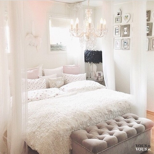 Cudowna sypialnia w jasnej kolorystyce. Łóżko z baldachimem. Sypialnia dla księżniczki! <3
