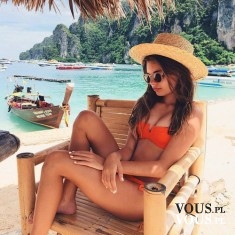 Odpoczynek na plaży. Pomarańczowe bikini i słomiany kapelusz.