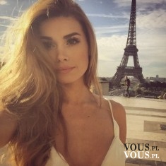 Piękna kobieta w Paryżu. Wieża Eiffla.