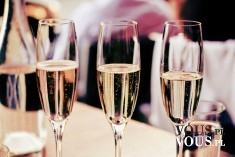 Złocisty szampan z bąbelkami- idealny na specjalne okazje.