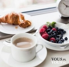Filiżanka kawy, świeży croissant i pyszne owoce- smaczne połączenie!