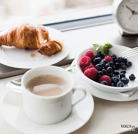 Filiżanka kawy, świeży croissant i pyszne owoce- smaczne połączenie!
