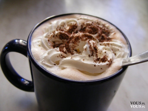 Smakowita kawa z bitą śmietaną i czekoladową posypką.