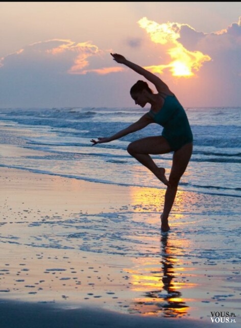 Baletnica nad morzem. Zachód słońca. Cudowna fotografia