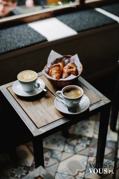 Popołudniowa kawa i deser. Pyszne croissanty podane z filiżanką kawy.