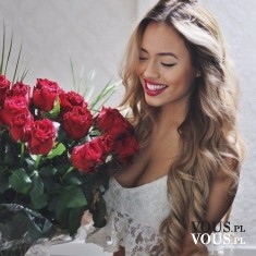 Piękna kobieta, piękne kwiaty. Bukiet czerwonych róż. Idealny prezent dla kobiety