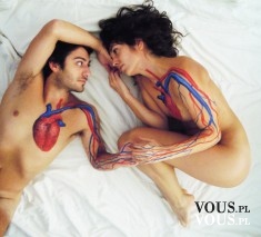 niesamowity rysunek na ciele, połączone ciała, połączone serca, miłość, para