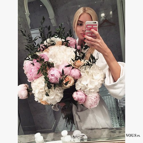Selfie w lustrze. Zdjęcie z kwiatami. Duży bukiet biało-różowych kwiatów.