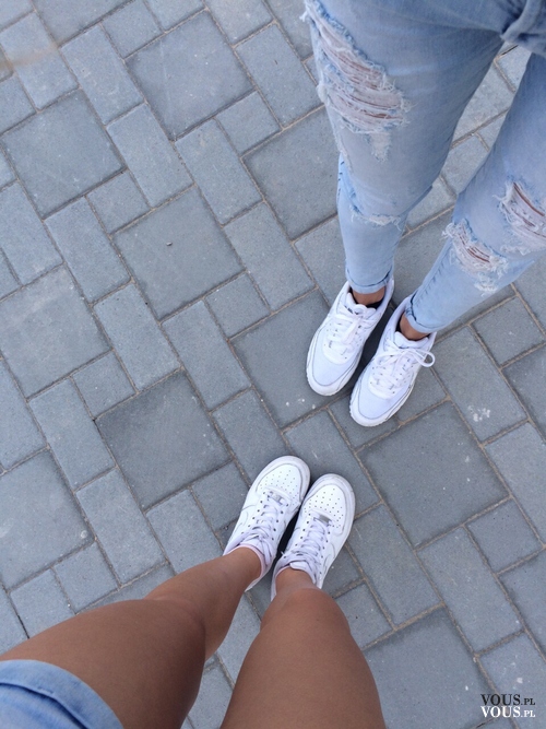 Białe sportowe buty. Wygoda i luz.