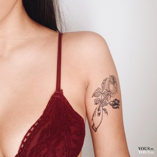 tatuaż na ramieniu, kwiatowy tatuaż