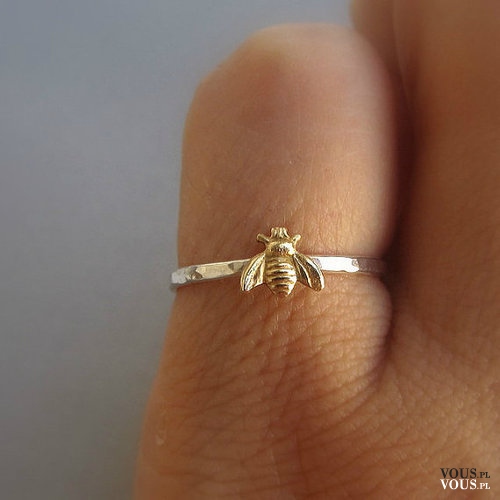 delikatny złoty pierścionek, pierścionek z pszczołą