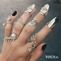 oryginalne pierścionki, duża ilość pierścionków na dłoni