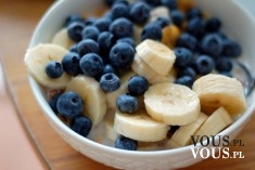 zdrowe śniadanie, banan i jagody ciekawe połaczenie owoców