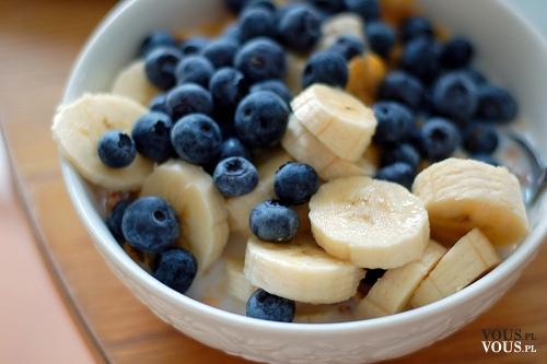 zdrowe śniadanie, banan i jagody ciekawe połaczenie owoców