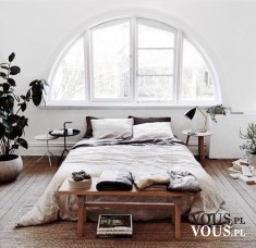 piękna sypialnia, stylowe białe łóżko, duże okno w sypialni