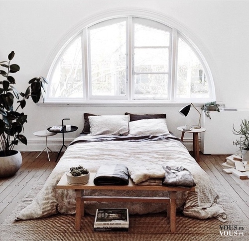 piękna sypialnia, stylowe białe łóżko, duże okno w sypialni