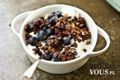owoce z jogurtem, zdrowe śniadanie