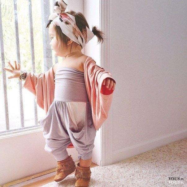 mała modelka, modnie ubrane dziecko, stroje dla małych dziewczynek
