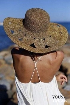 kapelusz na plaże, stylizacja na plaże, z czym nosić kapelusze, jakie kapelusze są najmodniejsze