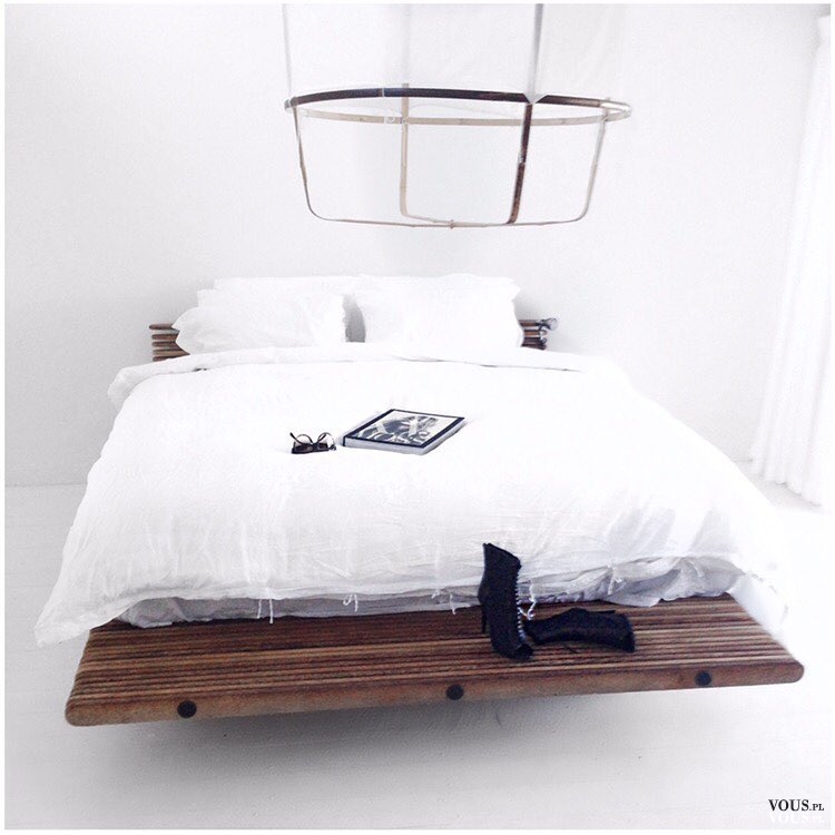 Stylowe łóżko, elegancki wystrój sypialni, biała narzutka