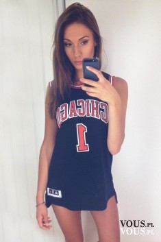 Selfie w lustrze. Dziewczyna w sportowej koszulce.