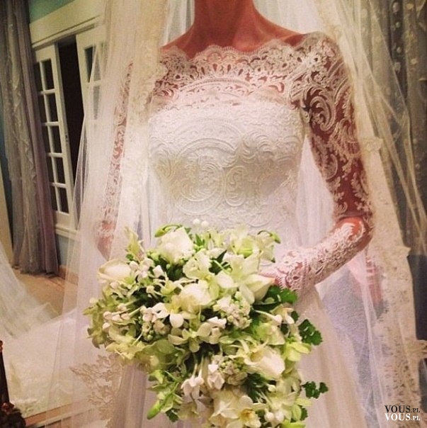 suknia ślubna z koronką na rękawach, długi welon i biały bukiet