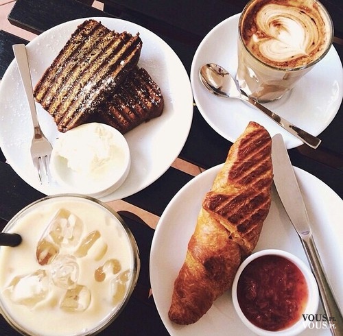 kawa mrożona, croissant, cappuccino, ciasto, francuskie śniadanie
