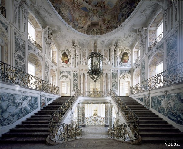 Ogromne schody w królewskim pałacu