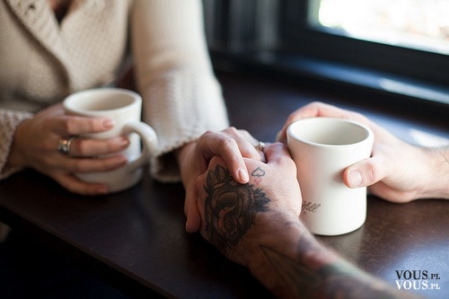 Para pijąca razem kawę, trzymanie się za ręce, wzajemne wsparcie w miłości