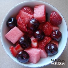 sałatka owocowa, co jeść na diecie, arbuz, truskawka i wiśnie