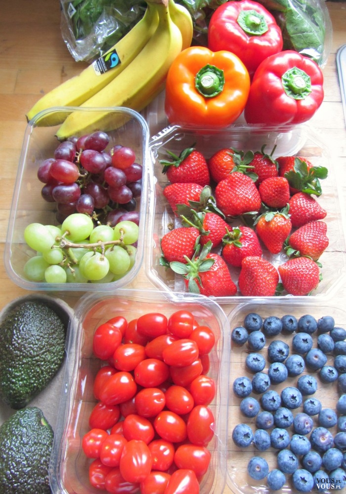 Kolorowe warzywa i owoce w pojemnikach, zdrowy lunch