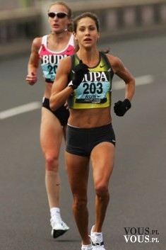 kobieta na maratonie, kobieta podczas biegu, jak często biegać by zobaczyć efekty