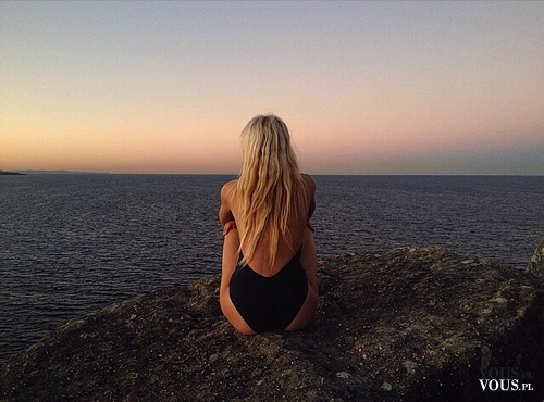 blondynka nad oceanem, zachodzące słońce nad oceanem, romantyczna sceneria