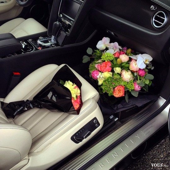 kwiaty w samochodzie, kwiaty na prezent